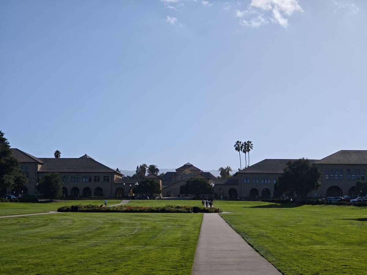 斯坦福大学主四方院（Main Quad）前的椭圆草坪
